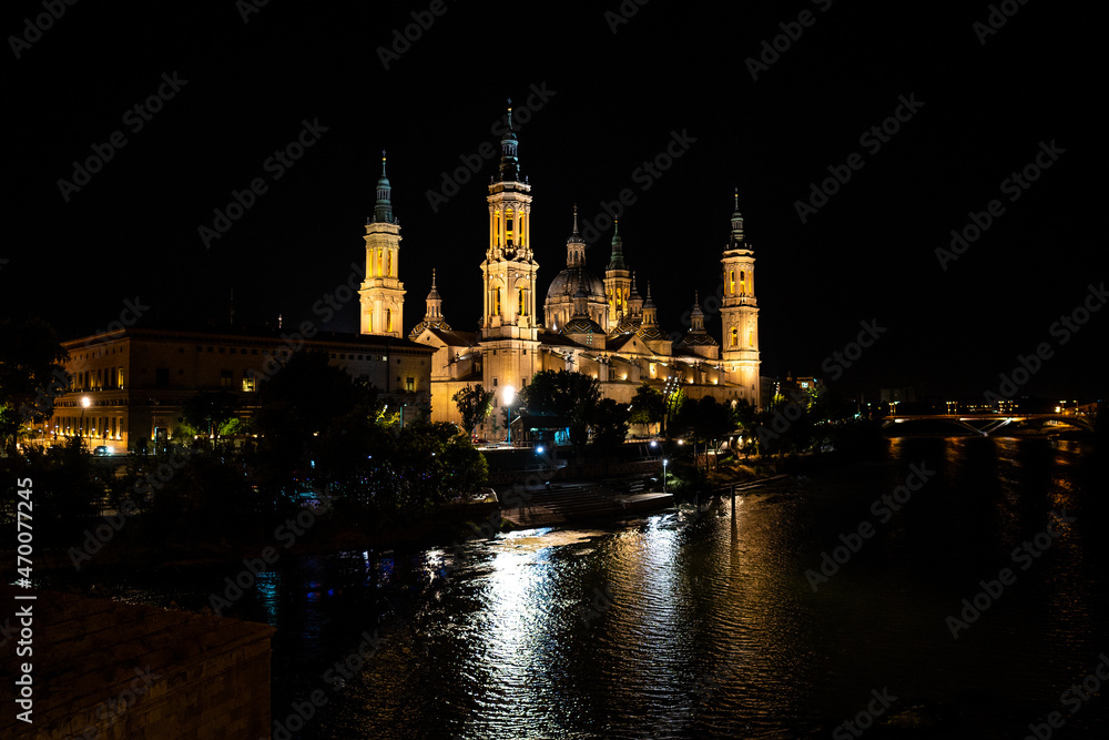 Basílica de Nuestra Señora del Pilar de noche, Zaragoza, España