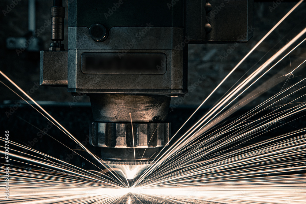 Laser, precyzyjne cięcie laserowe metalu. Efekty świetlne podczas cięcia laserowego.