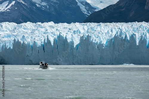 Tour boat speeding up in Lago Argentino taking tourists back from Perito Moreno Glacier