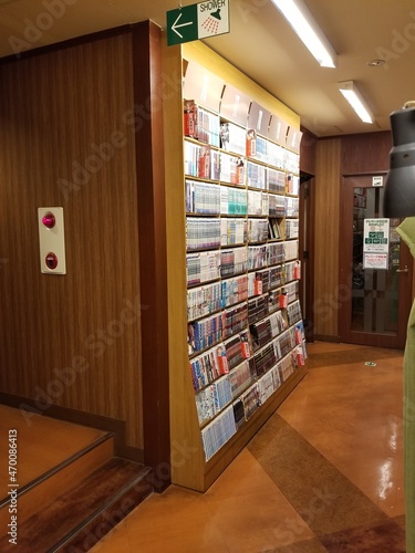 顧客はインターネットカフェでバーチャルリアリティコンテンツを試す