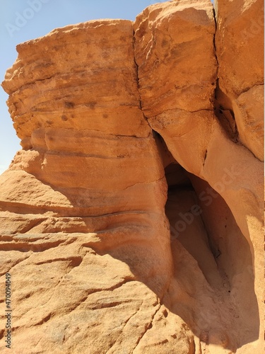 Dans la zone protégée du désert de Wadi Rum en Jordanie, avec de hautes montagnes rocheuses, exploration dans l'inconnu, sous un soleil et forte chaleur, escalade, faille ou crevasse rocheuse, ombre photo