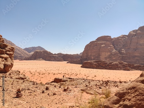 Dans la zone prot  g  e du d  sert de Wadi Rum en Jordanie  avec de hautes montagnes rocheuses  exploration dans l inconnu  sous un soleil et forte chaleur  tas de rochers ou d  bris  vue sur le d  sert
