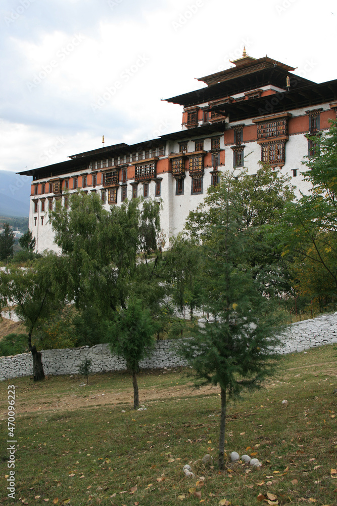 Fototapeta premium buddhist fortress (dzong) in paro (bhutan) 