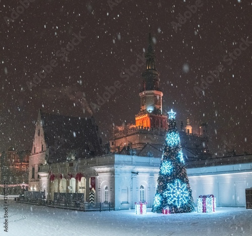 Obraz na płótnie Decorated Old town of Poznan on the snowy winter night w salonie