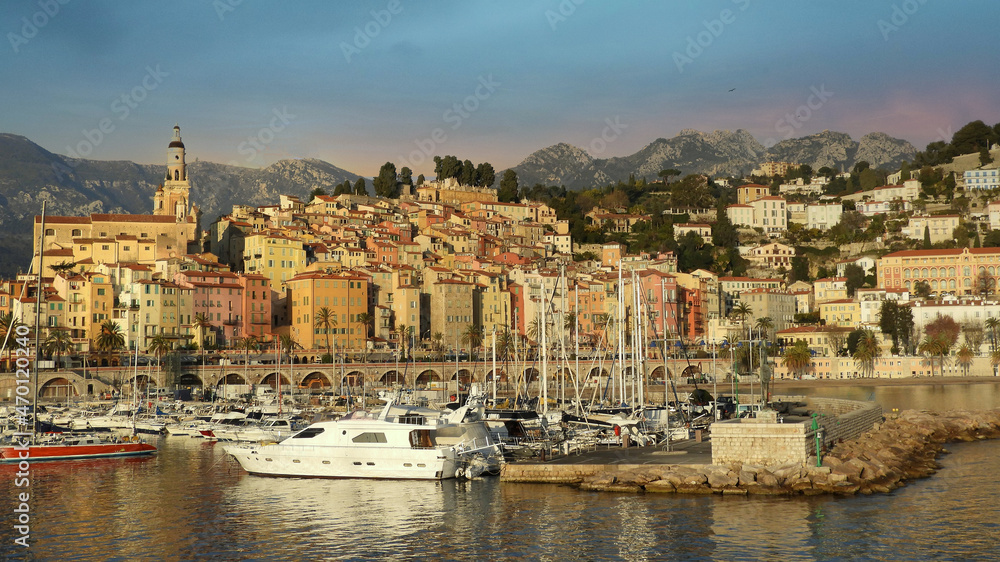 La ville et le port de Menton sur la Côte d'Azur dans les premières lueurs du soleil à l'aube