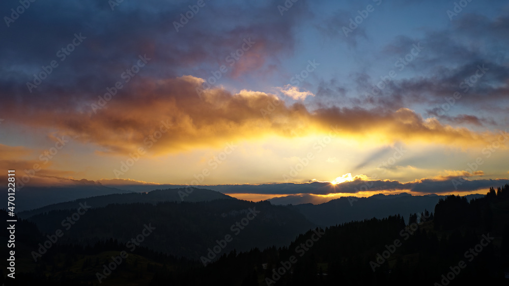 Sonnenuntergang im Herbst in den Alpen