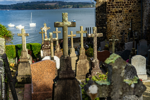 Frankreich, Bretagne, Finistère, Landévennec, Friedhof mit alten Steinkreuzen oberhalb des Meeres photo