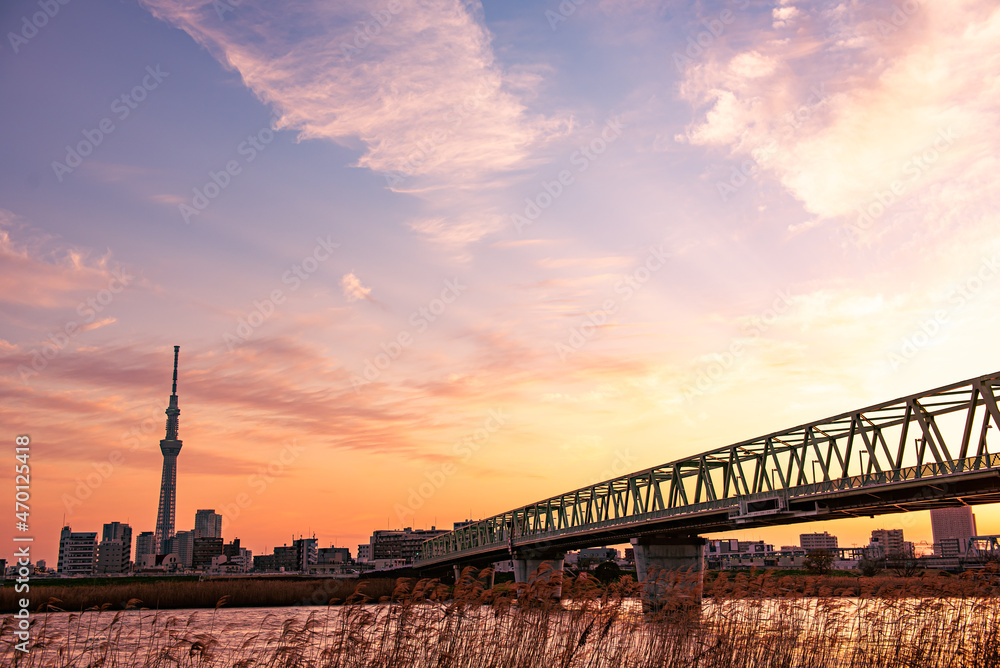 21年3月夕暮れの四ツ木橋とスカイツリーを撮影 Stock Photo Adobe Stock 21年3月夕暮れの四ツ木橋とスカイツリーを撮影 Stock Photo Adobe Stock
