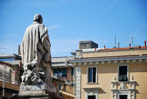 La statua di Giuseppe Garibaldi nel centro di Chiavari in provincia di Genova, Liguria, Italia.