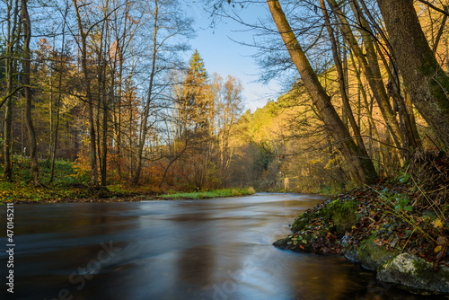 Fluß, Schwarza in Thüringen im Schwarzatal, Herbst mit Sonnen , Himmel Wolken und Bäumen, Langzeitbelichtung