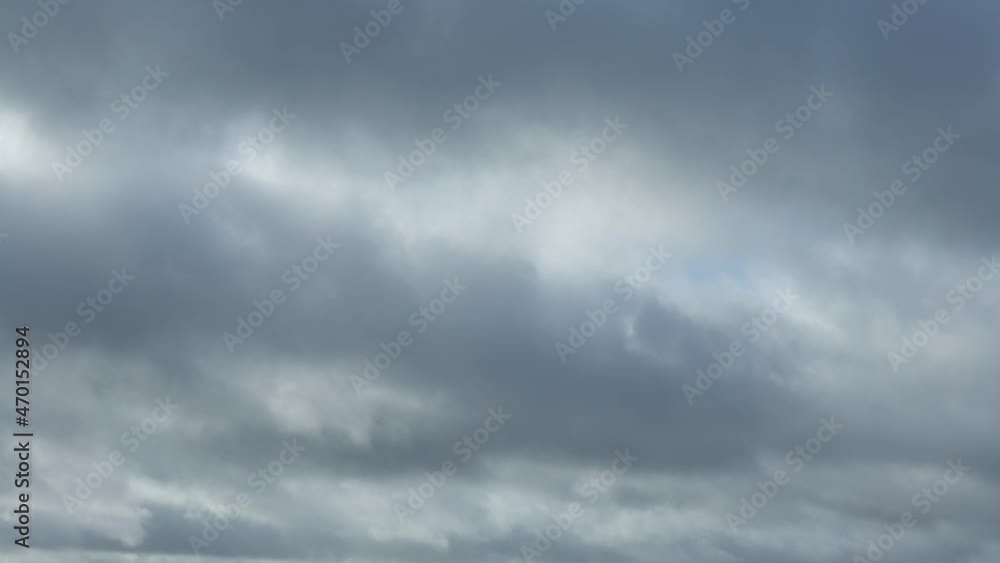 Timelapse of cumulus clouds with blue sky on a sunny day of summer. Beautiful cloudscape as nature background panorama. Wonderful weather of natural daylight with white cloud floating-Dan