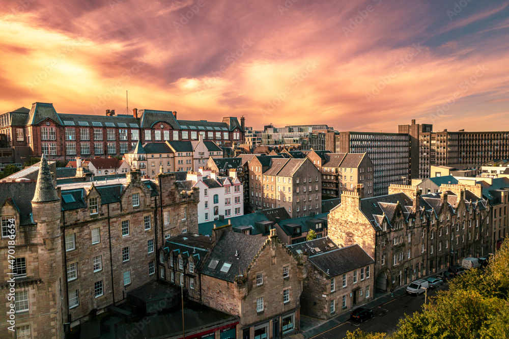 Obraz premium Aerial sunrise view of Calton Hill in Edinburgh, Scotland surrounded by old buildings. Locals use the hill to observe the vastness of the city, enjoy festivals, or attend to spiritual activities