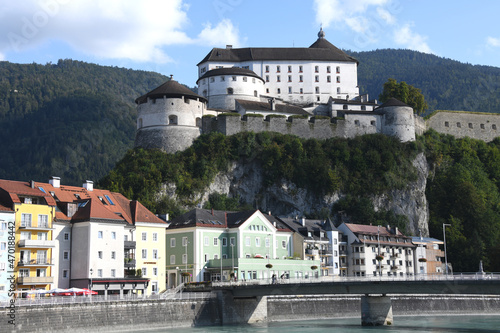 Im Jahre 1205 wurde die Festung Kufstein in Österreich, Tirol erstmalig urkundlich erwähnt. Die Festung ist das Wahrzeichen von Kufstein. Sie liegt auf dem 90m hohen Felsenberg direkt am Fluss Inn.