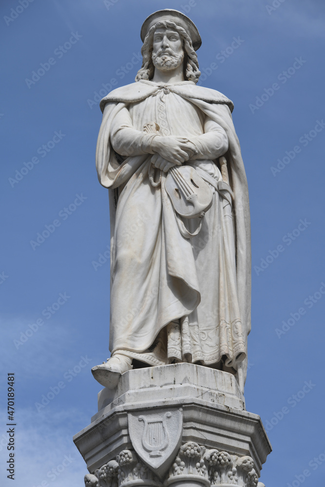 Auf dem Waltherplatz in Bozen wurde im Jahre 1889 dem Minnesänger Walther von der Vogelweide ein Denkmal gewidmet. Es ist aus Laaser Marmor gefertigt. Die Stadt liegt in Südtirol, Italien, Europa
