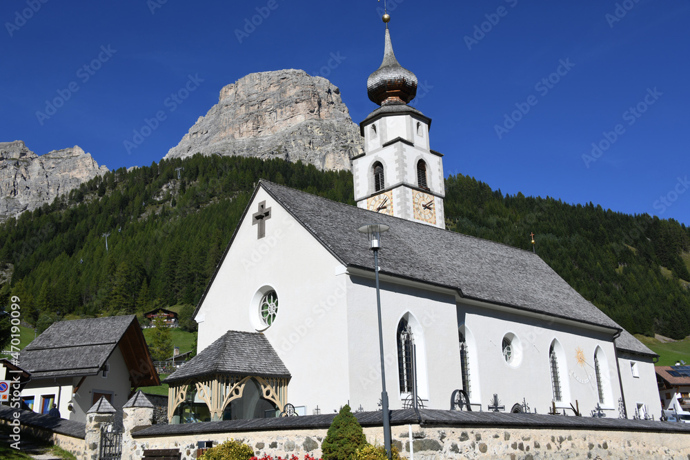 Kolfuschg, ladinisch Calfosch, italienisch Colfosco ist ein Dorf in Südtirol, Ladinien in Italien. Es liegt in den Dolomiten in der Ferienregion Alta Badia. Kirche St. Vigil und der Berg Sassongher. 