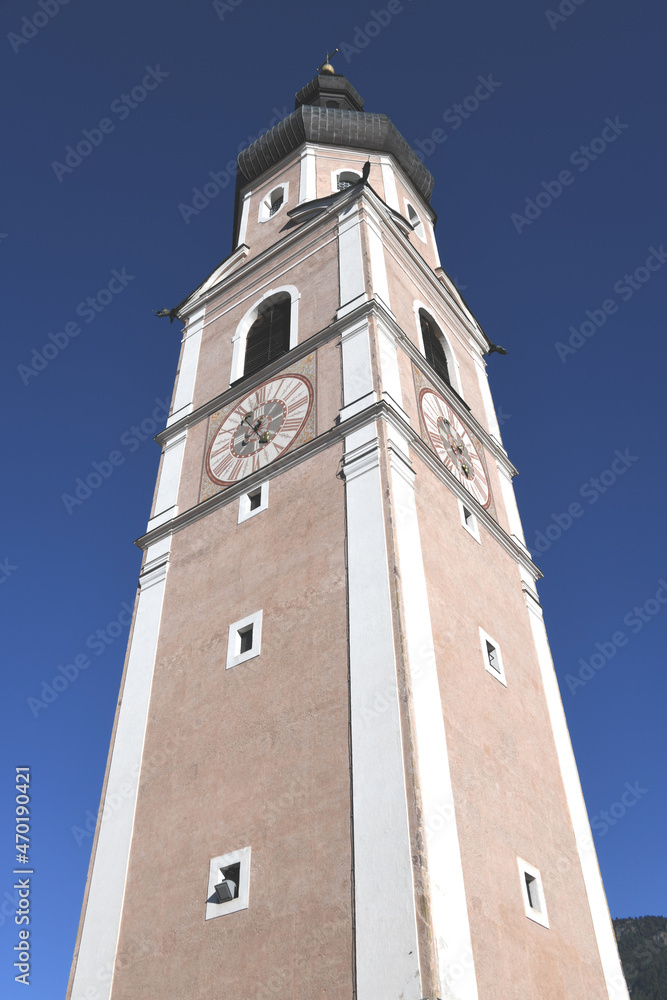 1849 wurde die Pfarrkirche Petrus und Paulus in Kastelruth, Südtirol in Italien, eingeweiht. Der Kirchturm wurde im klassizistischem Stil gebaut und ist 82 m hoch. 