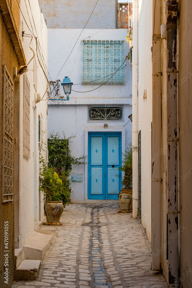 Fototapeta premium into a small alley