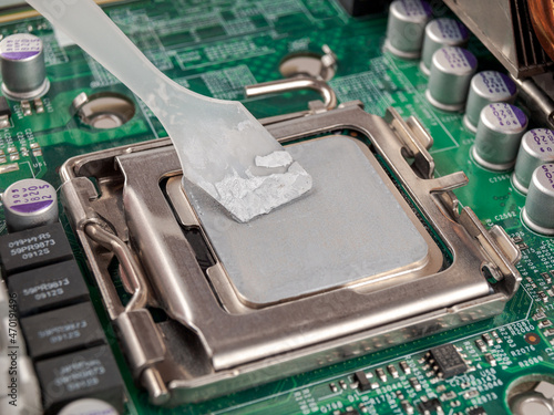 Photography Application and distribution of an even layer of thermal conductive paste, heat-