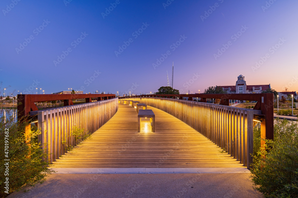 Fototapeta premium Night view of the bridge in Scissortail Park
