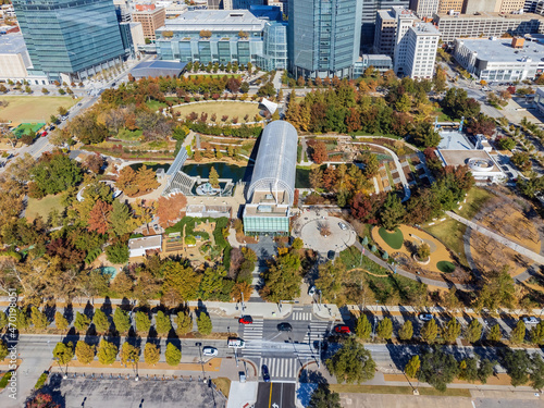 Fotografija Aerial view of the downtown cityscape and Myriad Botanical Gardens