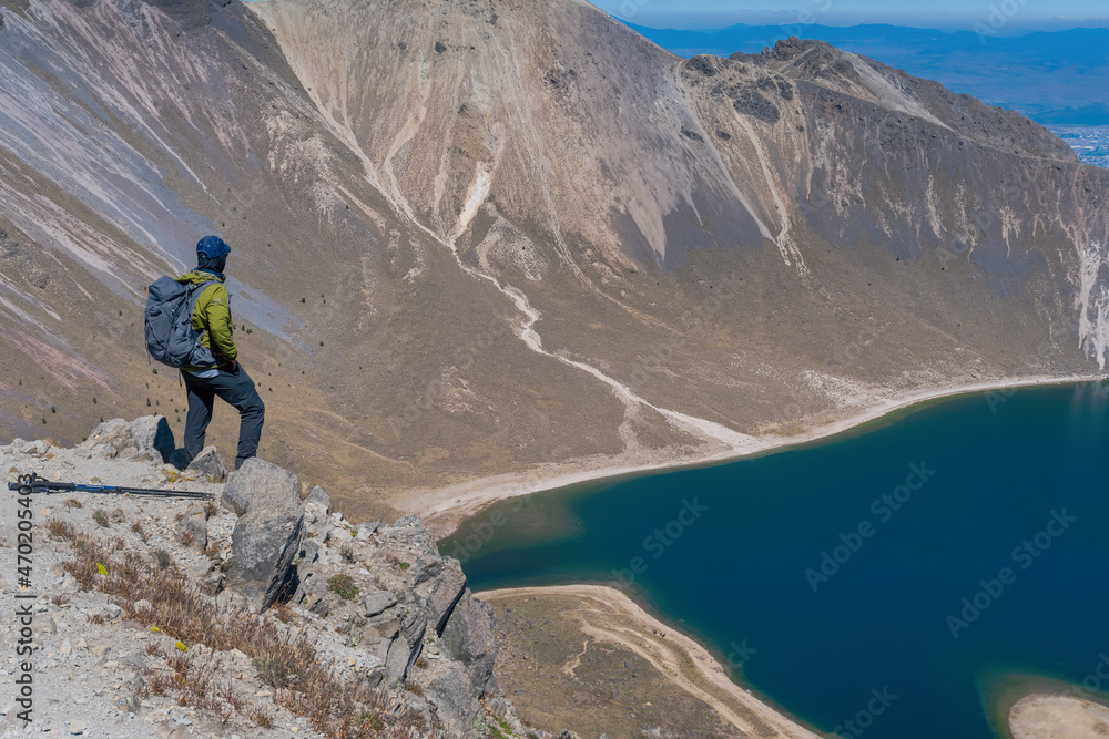 Fototapeta premium a man on the edge of the cliff in the nevado de toluca volcano