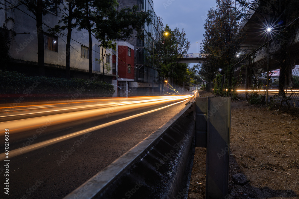 Estela de luz de Automóviles pasando sobre periférico en la Ciudad de México Estela de luz de Automóviles pasando sobre periférico en la Ciudad de México