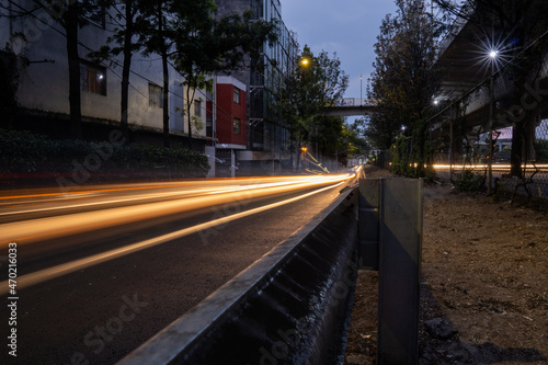 Estela de luz de Automóviles pasando sobre periférico en la Ciudad de México 