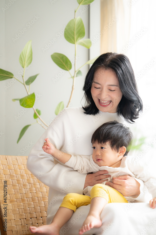 赤ちゃんを白い綺麗な部屋で抱っこするとても幸せそうなママ コピースペースあり 縦写真 Stock Photo Adobe Stock