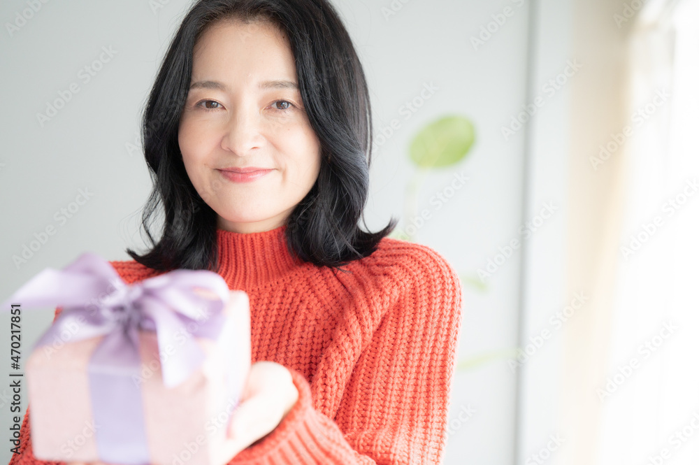 プレゼントを抱える美しいアジア人（日本人）の女性 クローズアップ　コピースペースあり