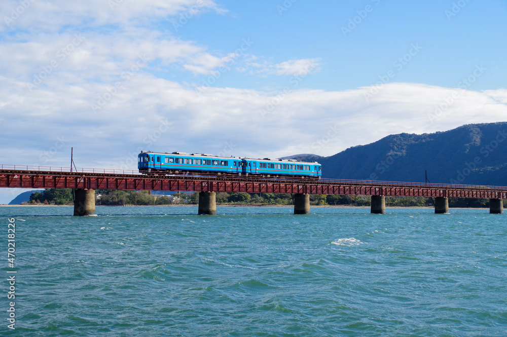 由良川の鉄橋を渡る気動車
