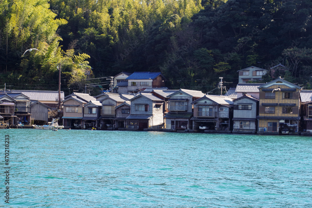 Fototapeta premium 海沿いに並ぶ舟屋が有名な伊根の集落