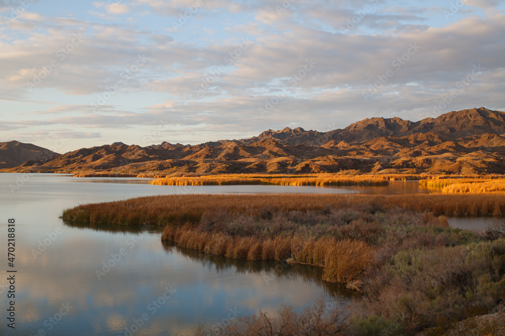 Fototapeta premium Lake Havasu with mountains in the distance 