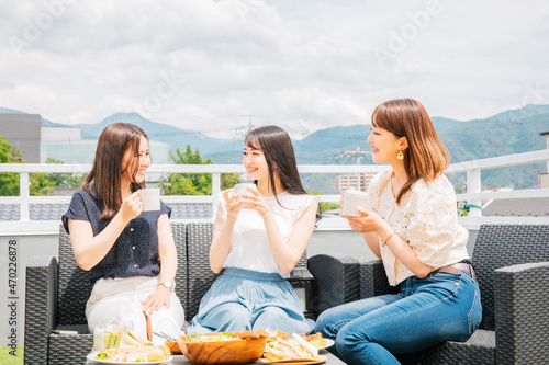 屋上でお茶会をする女性たち 