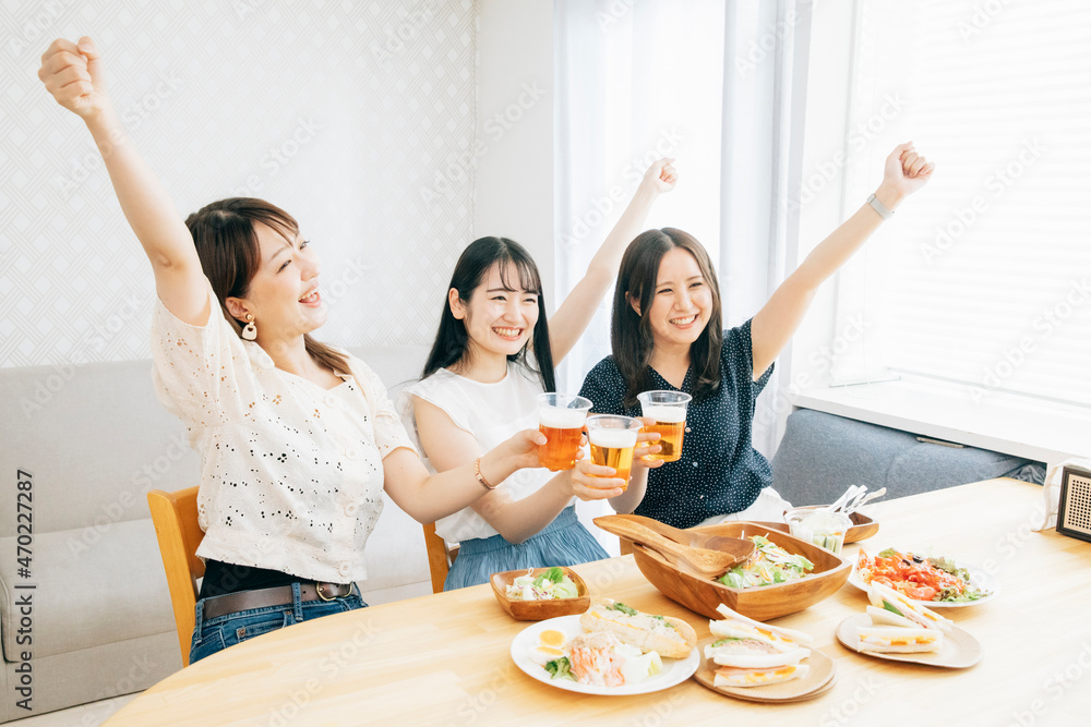 家でパーティーする女性たち（ビール）
