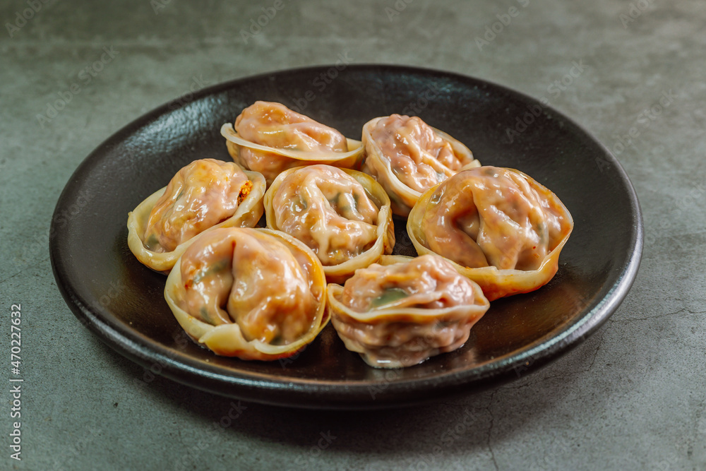 매콤하고 맛있는 한국 음식 김치 만두 요리