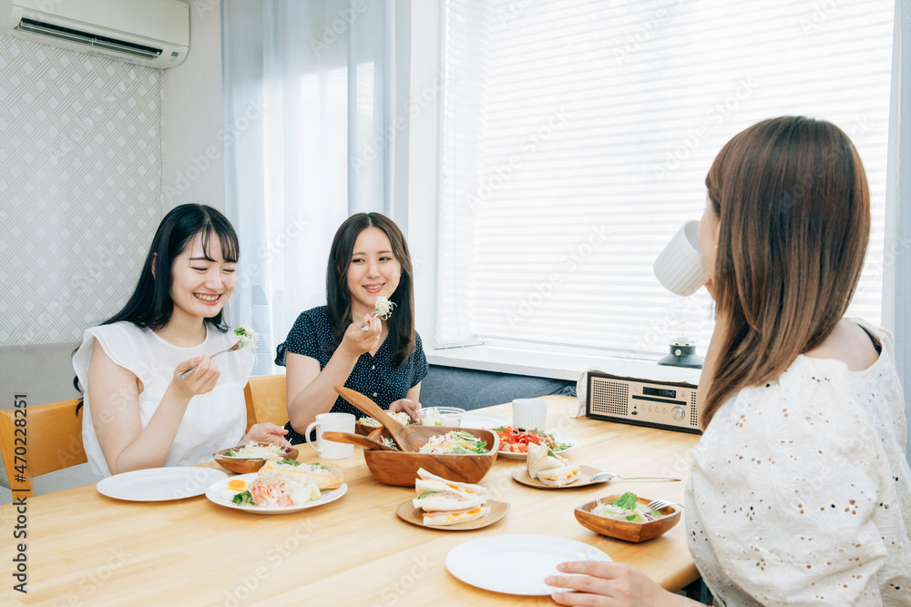 家でパーティーする女性たち 3人 女子会 ランチ コーヒー 食事 食事会 楽しい 仲良し 相談 友達 食べる 料理 パーティー 主婦 おしゃべり ママ友 ご飯 ホームパーティー 仲間 カフェ おもてなし 女子旅 遊ぶ 笑顔 遊び 親友 女性 話す 昼食 家でパーティーする女性たち 3人 女子会 ランチ コーヒー 食事 食事会 楽しい 仲良し 相談 友達 食べる 料理 パーティー 主婦 おしゃべり ママ友 ご飯 ホームパーティー 仲間 カフェ おもてなし 女子旅 遊ぶ 笑顔 遊び 親友 女性 話す 昼食