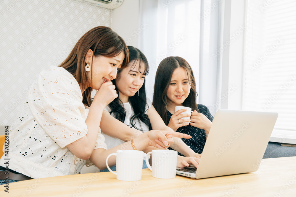 家でパソコンを使う女性たち(テーブル)
家でパソコンを使う女性たち(テーブル)