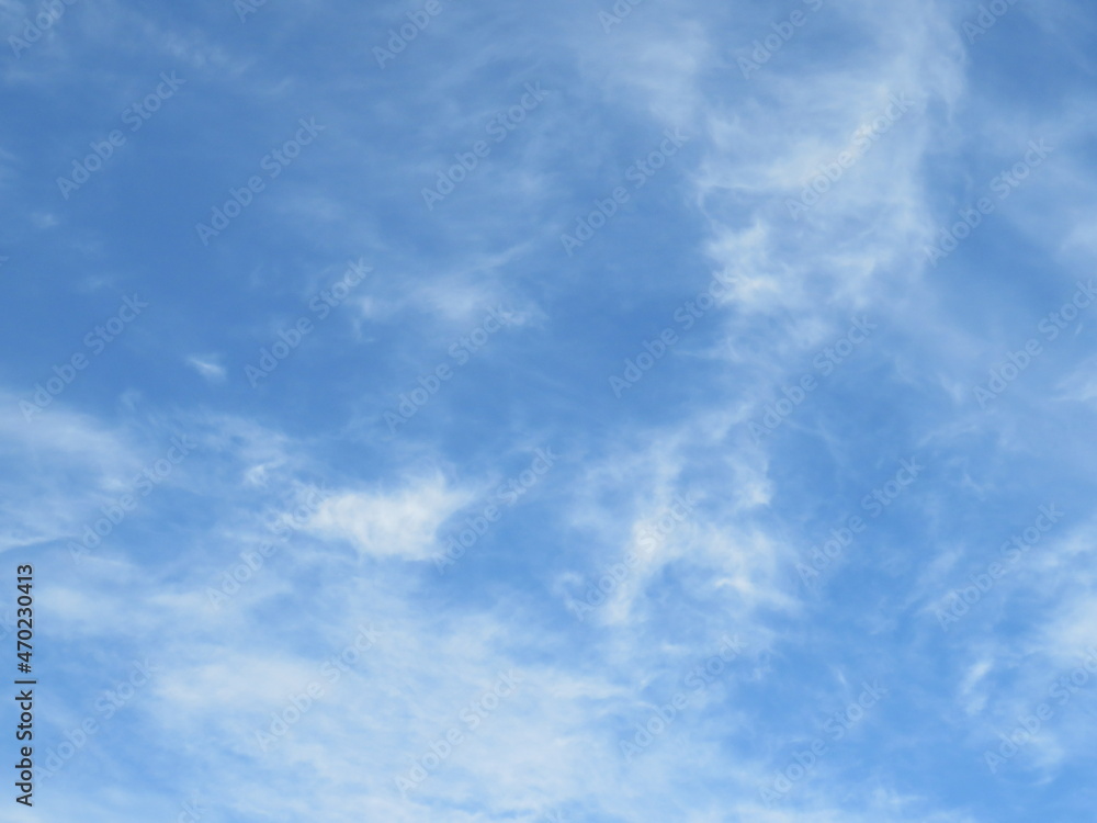 leichte Wolken vor blauem Himmel