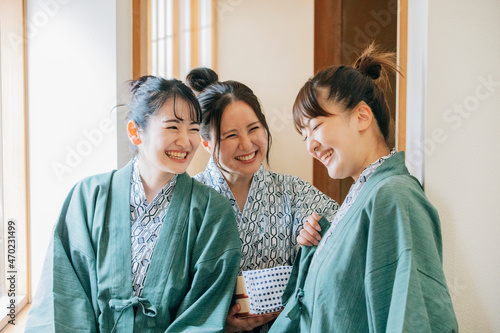 Wallpaper Mural 温泉旅行に来た女友達（廊下・3人）
 Torontodigital.ca