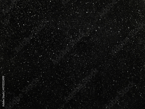 Gwiazdy na czarnym niebie, streszczenie czarne tło z białymi kropkami.