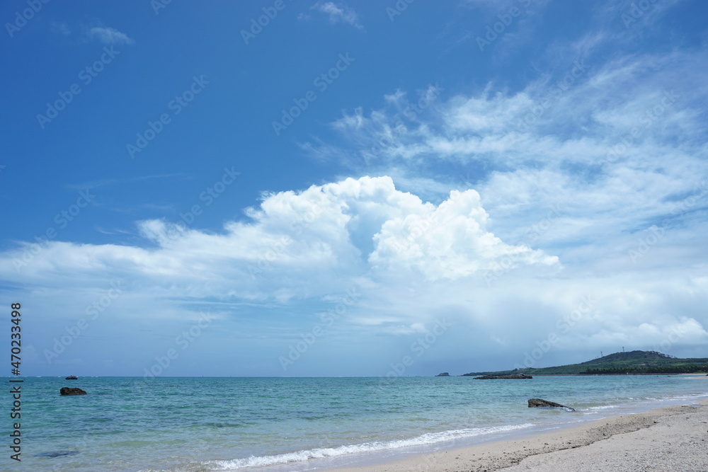 夏雲がもくもく、沖縄のビーチ