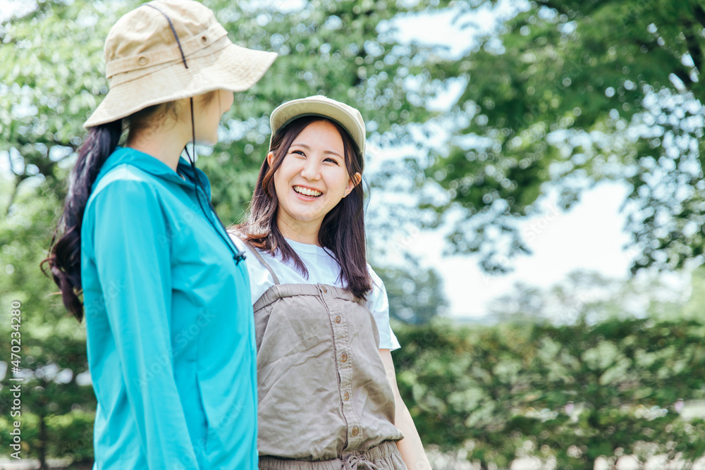 Fototapeta premium トレッキング・登山する女性たち 