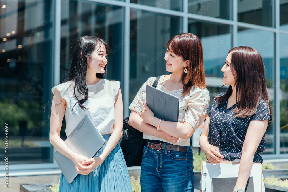 友達とキャンパスで勉強する女子大生 Stock Photo | Adobe Stock