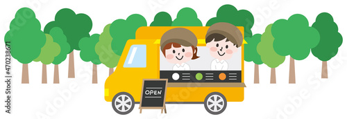 キッチンカーと店員さん 