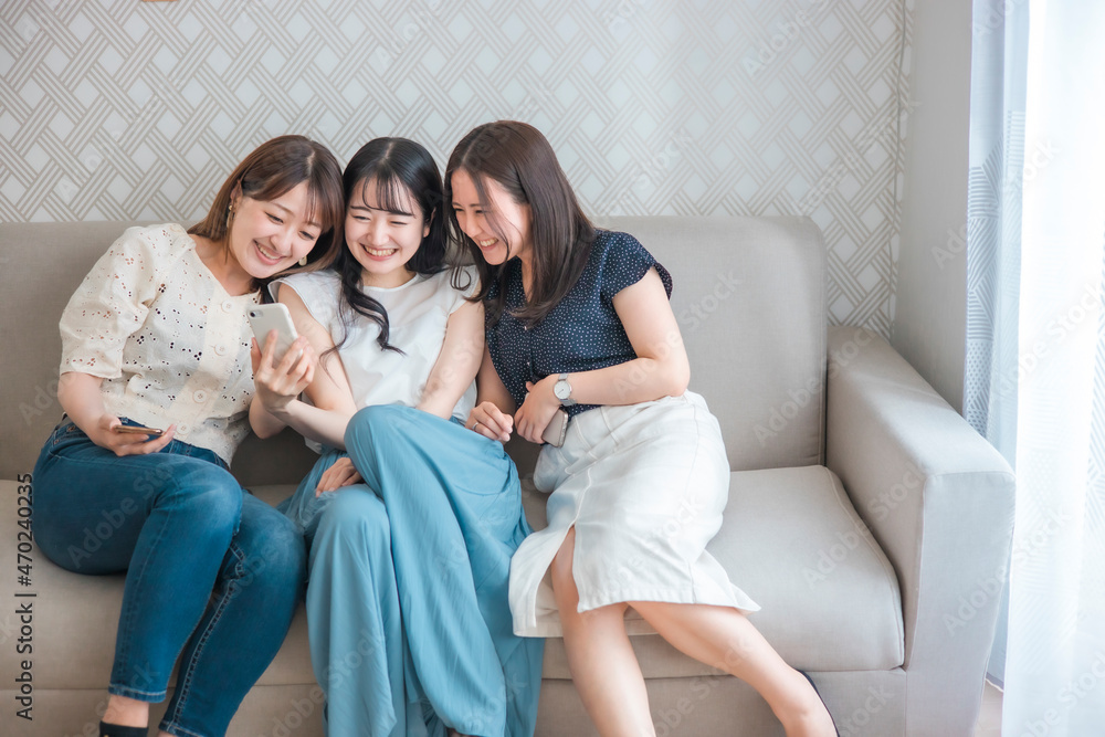 スマホを使う女性たち(爆笑・自撮り)
スマホを使う女性たち(爆笑・自撮り)