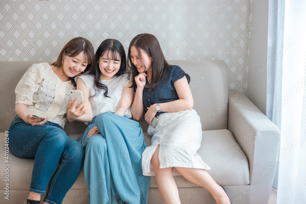 スマホを使う女性たち(爆笑・自撮り)
スマホを使う女性たち(爆笑・自撮り)