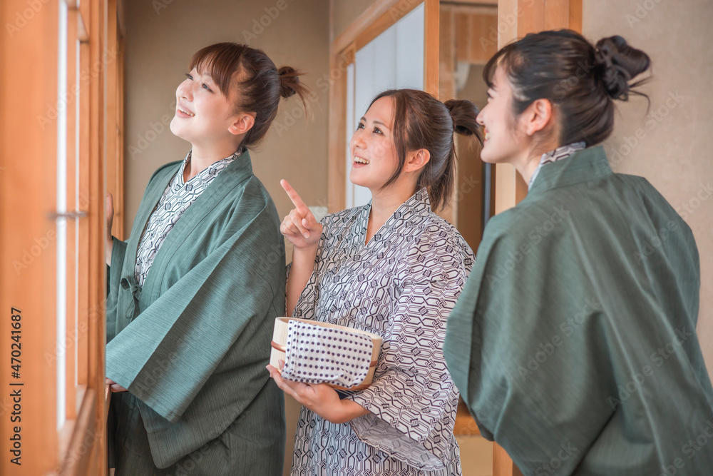 温泉旅行に来て窓の外を眺める女友達（3人）
