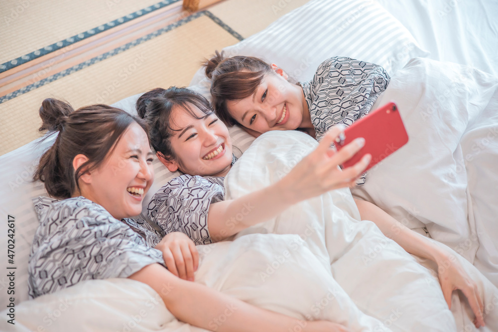 女子旅・スマホを見る女性たち
女子旅・スマホを見る女性たち