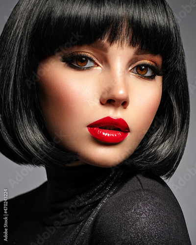 Beautiful brunette girl with red lips and black bob hairstyle Fototapet