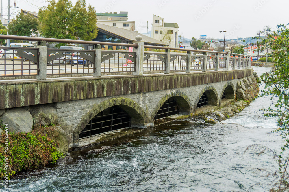 道路下の水路に流れ込む神田川の水／静岡県富士宮市